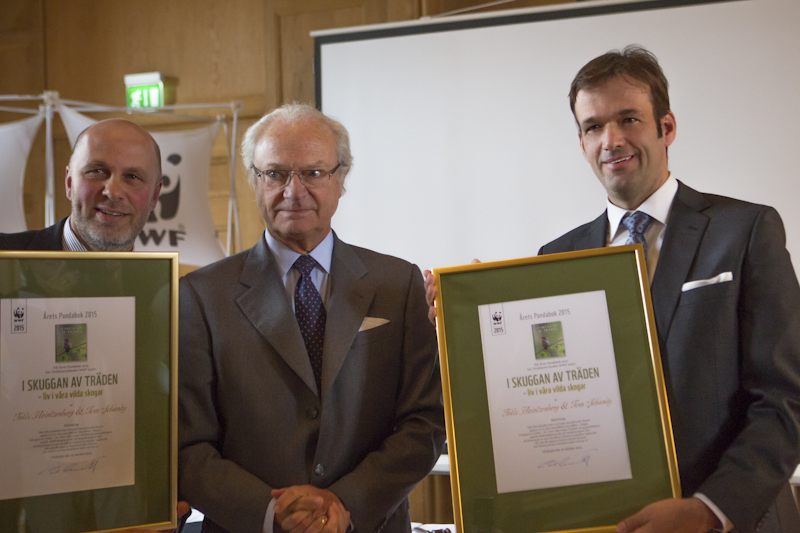 One year later, on october 2014: For the second year in a row winner of the literature award Panda Book of the Year. To the left of the photograph my co-author Tom Schandy.